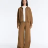 Gerade geschnittene Hose mit seitlicher Strickstruktur Gerade geschnittene Hose mit seitlicher Strickstruktur