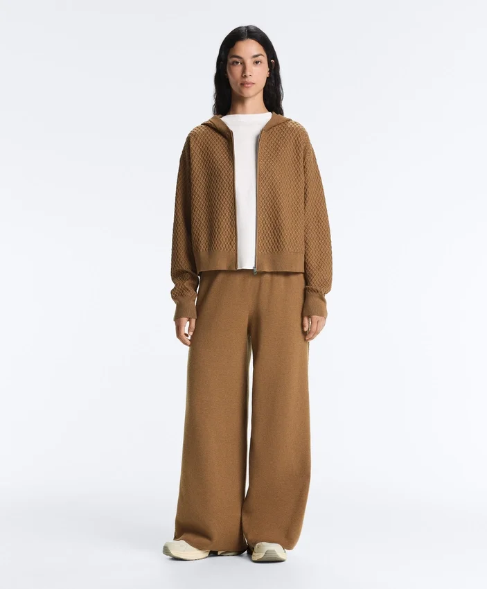 Gerade geschnittene Hose mit seitlicher Strickstruktur Gerade geschnittene Hose mit seitlicher Strickstruktur