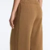 Gerade geschnittene Hose mit seitlicher Strickstruktur Gerade geschnittene Hose mit seitlicher Strickstruktur