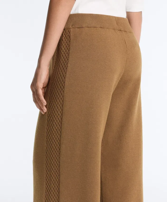 Gerade geschnittene Hose mit seitlicher Strickstruktur Gerade geschnittene Hose mit seitlicher Strickstruktur