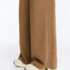 Gerade geschnittene Hose mit seitlicher Strickstruktur Gerade geschnittene Hose mit seitlicher Strickstruktur