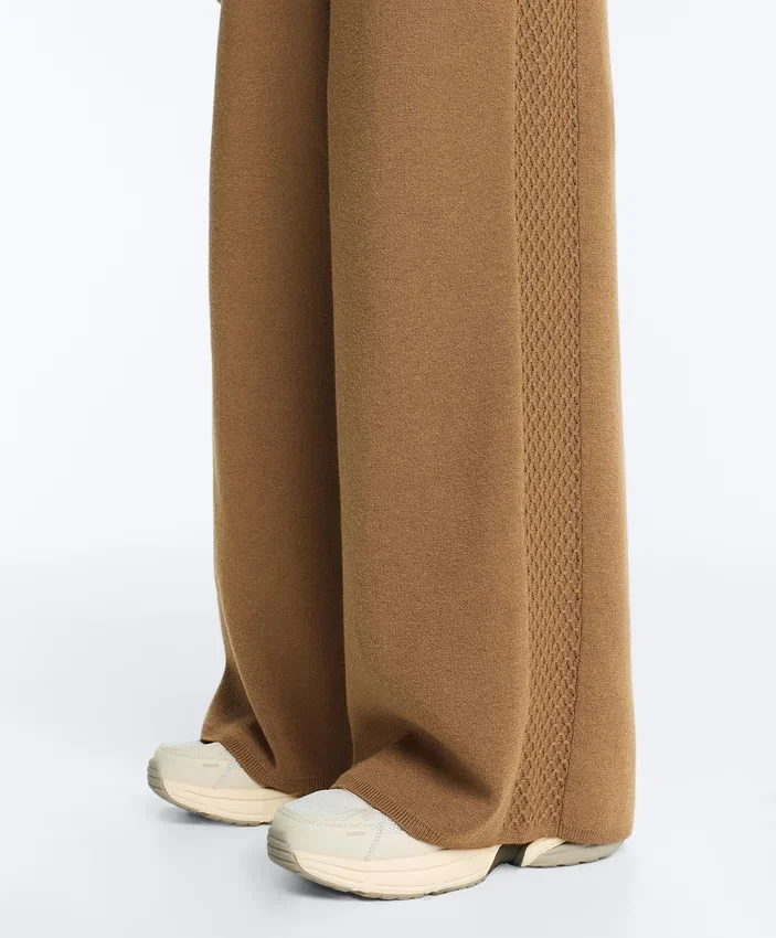 Gerade geschnittene Hose mit seitlicher Strickstruktur Gerade geschnittene Hose mit seitlicher Strickstruktur