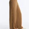 Gerade geschnittene Hose mit seitlicher Strickstruktur Gerade geschnittene Hose mit seitlicher Strickstruktur
