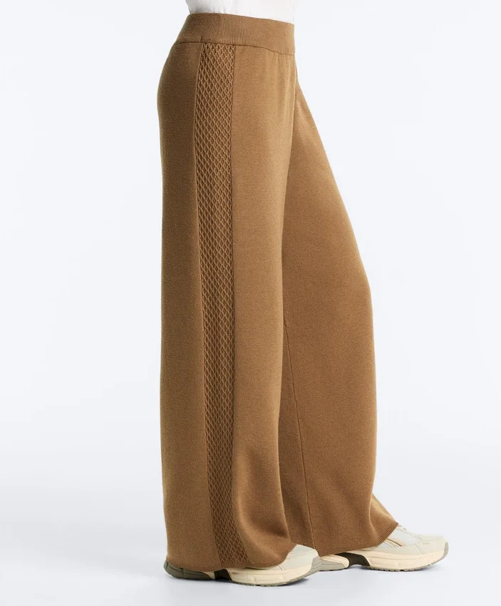 Gerade geschnittene Hose mit seitlicher Strickstruktur Gerade geschnittene Hose mit seitlicher Strickstruktur