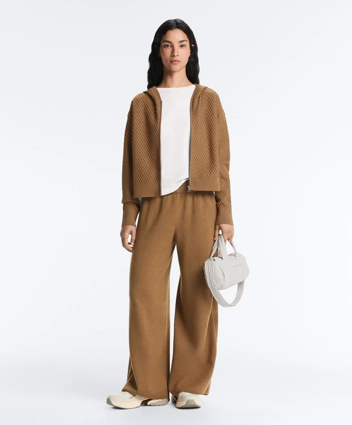Gerade geschnittene Hose mit seitlicher Strickstruktur Gerade geschnittene Hose mit seitlicher Strickstruktur