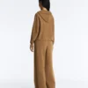 Gerade geschnittene Hose mit seitlicher Strickstruktur Gerade geschnittene Hose mit seitlicher Strickstruktur
