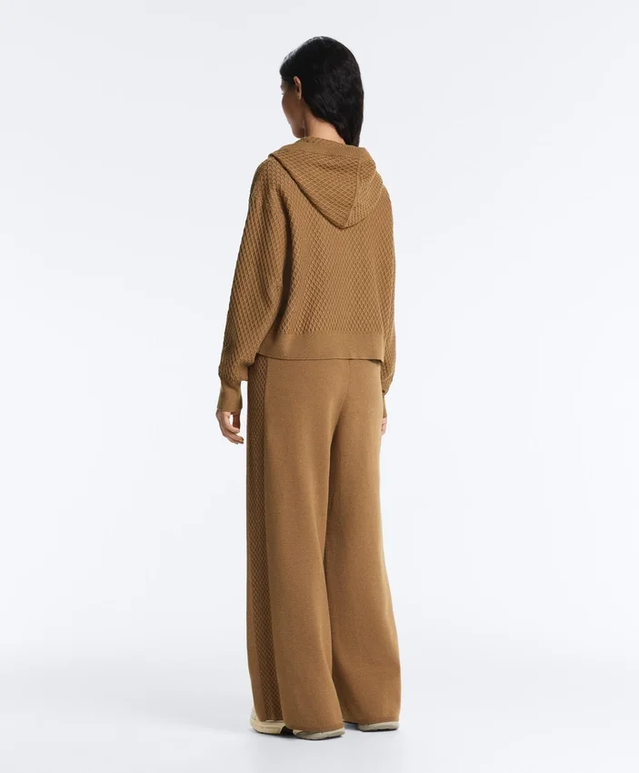 Gerade geschnittene Hose mit seitlicher Strickstruktur Gerade geschnittene Hose mit seitlicher Strickstruktur