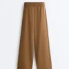 Gerade geschnittene Hose mit seitlicher Strickstruktur Gerade geschnittene Hose mit seitlicher Strickstruktur
