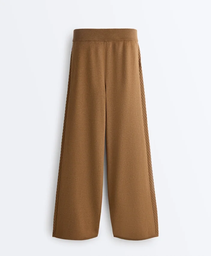 Gerade geschnittene Hose mit seitlicher Strickstruktur Gerade geschnittene Hose mit seitlicher Strickstruktur