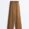 Gerade geschnittene Hose mit seitlicher Strickstruktur Gerade geschnittene Hose mit seitlicher Strickstruktur
