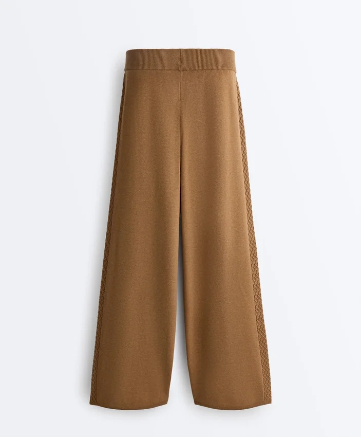Gerade geschnittene Hose mit seitlicher Strickstruktur Gerade geschnittene Hose mit seitlicher Strickstruktur