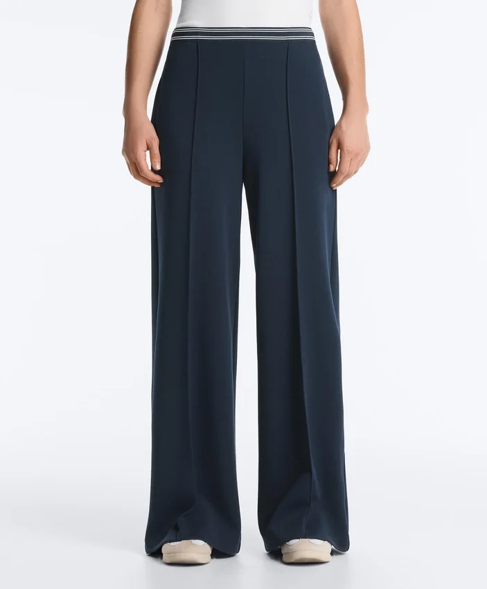 Gerade geschnittene Piqué-Hose mit Baumwolle und kontrastfarbener Paspel Gerade geschnittene Piqué-Hose mit Baumwolle und kontrastfarbener Paspel