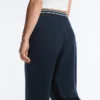 Gerade geschnittene Piqué-Hose mit Baumwolle und kontrastfarbener Paspel Gerade geschnittene Piqué-Hose mit Baumwolle und kontrastfarbener Paspel