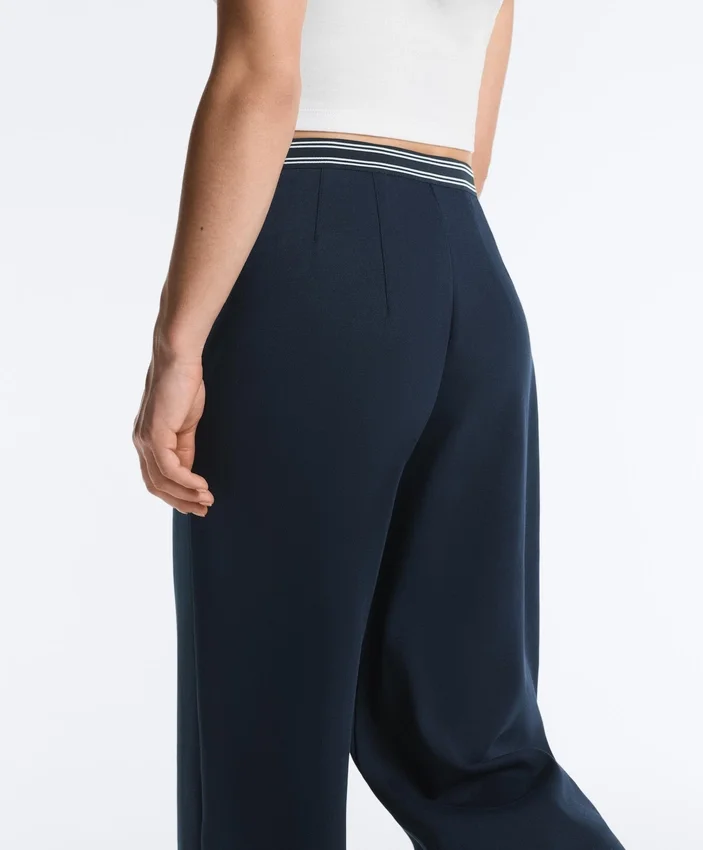 Gerade geschnittene Piqué-Hose mit Baumwolle und kontrastfarbener Paspel Gerade geschnittene Piqué-Hose mit Baumwolle und kontrastfarbener Paspel