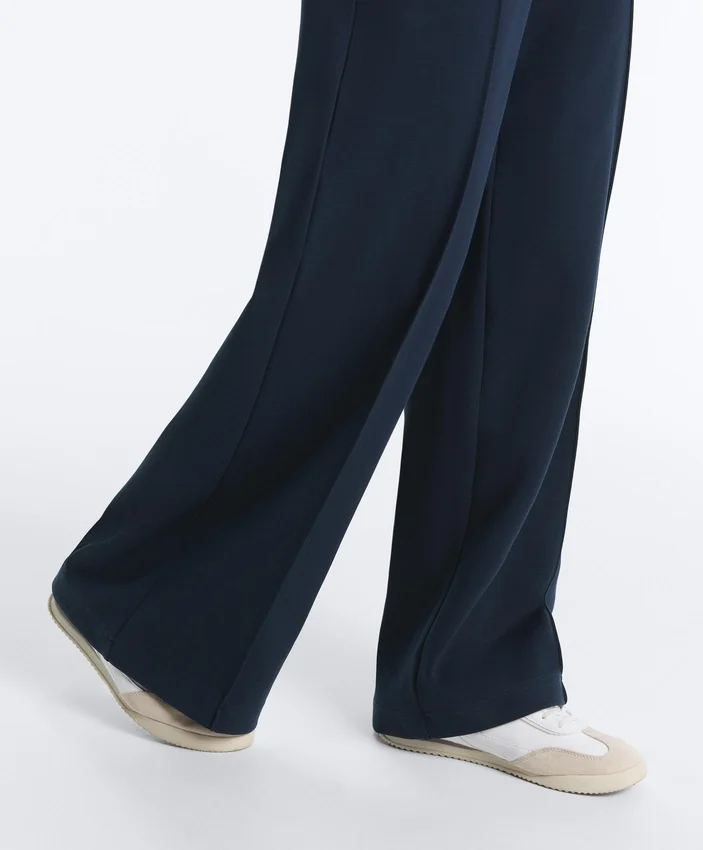 Gerade geschnittene Piqué-Hose mit Baumwolle und kontrastfarbener Paspel Gerade geschnittene Piqué-Hose mit Baumwolle und kontrastfarbener Paspel