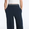 Gerade geschnittene Piqué-Hose mit Baumwolle und kontrastfarbener Paspel Gerade geschnittene Piqué-Hose mit Baumwolle und kontrastfarbener Paspel