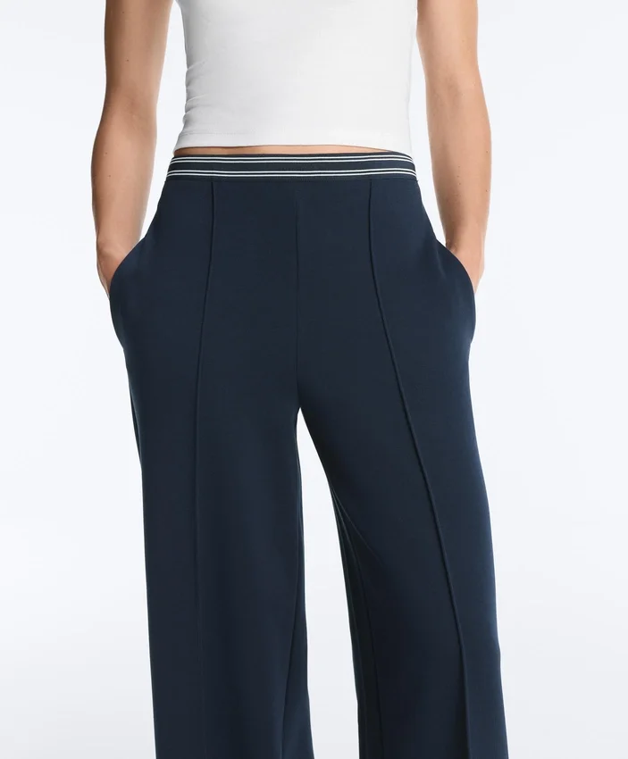 Gerade geschnittene Piqué-Hose mit Baumwolle und kontrastfarbener Paspel Gerade geschnittene Piqué-Hose mit Baumwolle und kontrastfarbener Paspel
