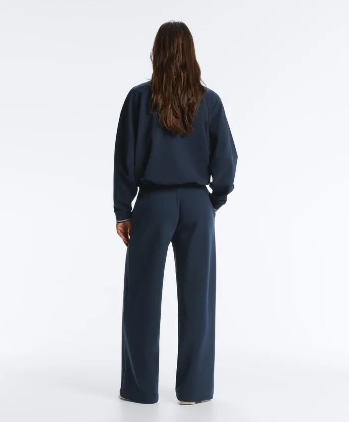 Gerade geschnittene Piqué-Hose mit Baumwolle und kontrastfarbener Paspel Gerade geschnittene Piqué-Hose mit Baumwolle und kontrastfarbener Paspel