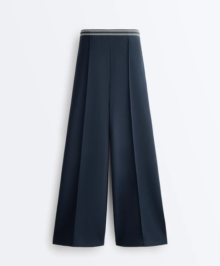 Gerade geschnittene Piqué-Hose mit Baumwolle und kontrastfarbener Paspel Gerade geschnittene Piqué-Hose mit Baumwolle und kontrastfarbener Paspel