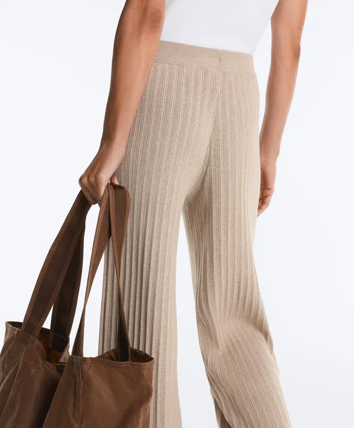 Geradlinige Hose aus Rippstrick Geradlinige Hose aus Rippstrick