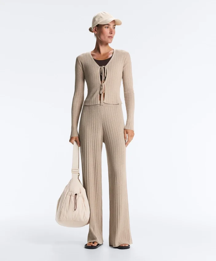 Geradlinige Hose aus Rippstrick Geradlinige Hose aus Rippstrick