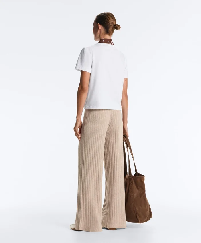 Geradlinige Hose aus Rippstrick Geradlinige Hose aus Rippstrick