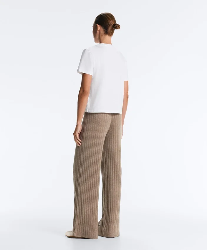 Geradlinige Hose aus Rippstrick Geradlinige Hose aus Rippstrick