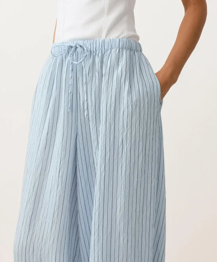 Gestreifte Bloomer-Hose aus Modal-Mischgewebe Gestreifte Bloomer-Hose aus Modal-Mischgewebe