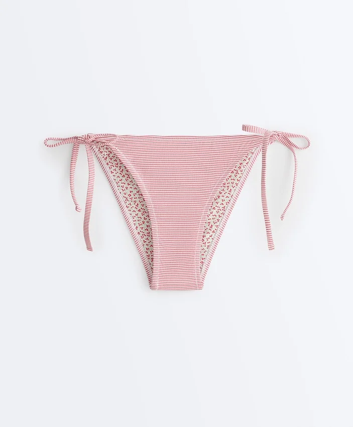 Gestreifter Bikini-Slip mit mittlerer Bedeckung und Bindebändern Gestreifter Bikini-Slip mit mittlerer Bedeckung und Bindebändern
