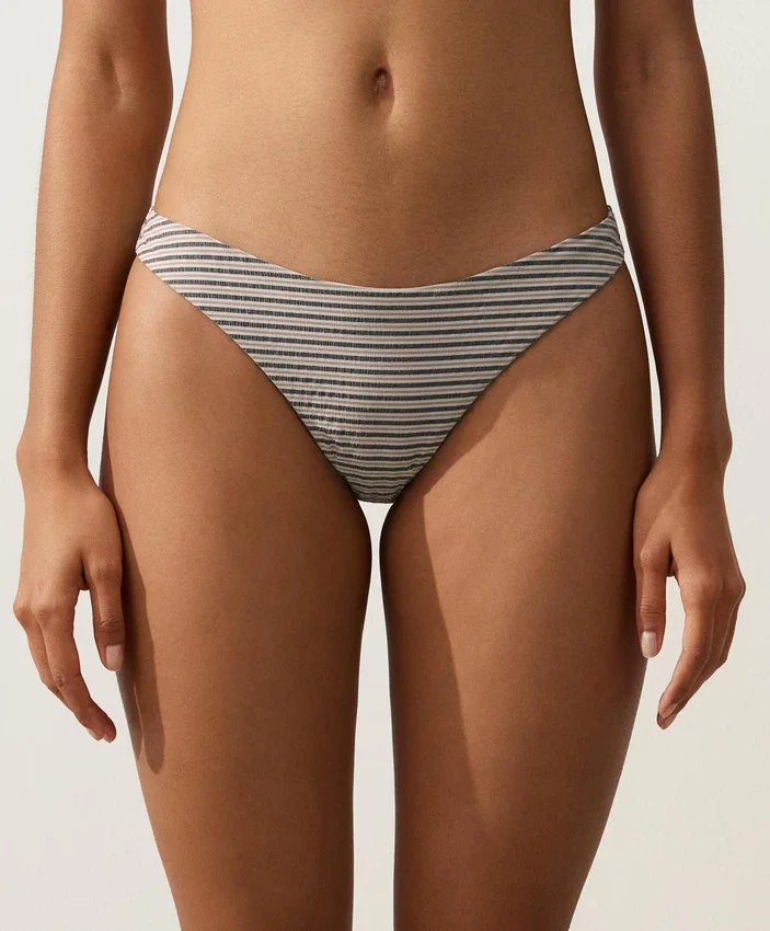 Gestreifter Bikini-Slip mit mittlerer Bedeckung und U-Ausschnitt Gestreifter Bikini-Slip mit mittlerer Bedeckung und U-Ausschnitt