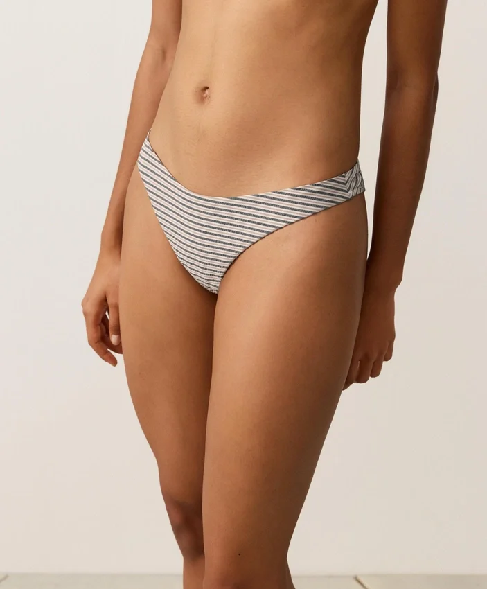 Gestreifter Bikini-Slip mit mittlerer Bedeckung und U-Ausschnitt Gestreifter Bikini-Slip mit mittlerer Bedeckung und U-Ausschnitt