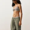 Gestreifter Bikini-Slip mit mittlerer Bedeckung und U-Ausschnitt Gestreifter Bikini-Slip mit mittlerer Bedeckung und U-Ausschnitt