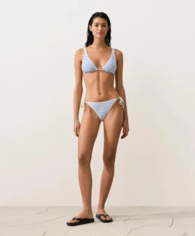 Gestreiftes, strukturiertes Triangel-Bikinioberteil mit Neckholder Gestreiftes, strukturiertes Triangel-Bikinioberteil mit Neckholder