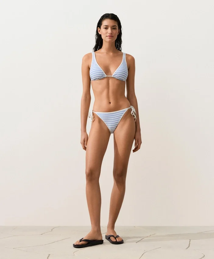 Gestreiftes, strukturiertes Triangel-Bikinioberteil mit Neckholder Gestreiftes, strukturiertes Triangel-Bikinioberteil mit Neckholder