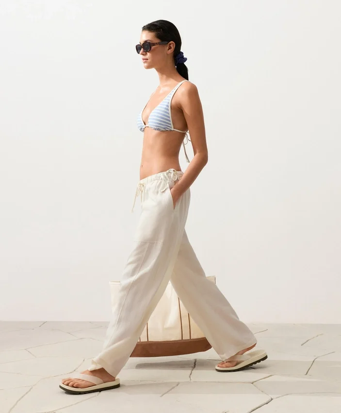 Gestreiftes, strukturiertes Triangel-Bikinioberteil mit Neckholder Gestreiftes, strukturiertes Triangel-Bikinioberteil mit Neckholder