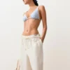 Gestreiftes, strukturiertes Triangel-Bikinioberteil mit Neckholder Gestreiftes, strukturiertes Triangel-Bikinioberteil mit Neckholder