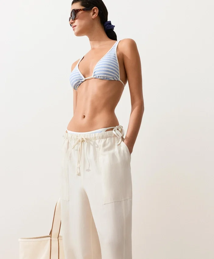 Gestreiftes, strukturiertes Triangel-Bikinioberteil mit Neckholder Gestreiftes, strukturiertes Triangel-Bikinioberteil mit Neckholder