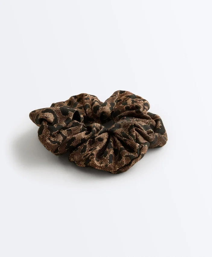 Grosses Haargummi mit Leoparden-Jacquardmuster Grosses Haargummi mit Leoparden-Jacquardmuster