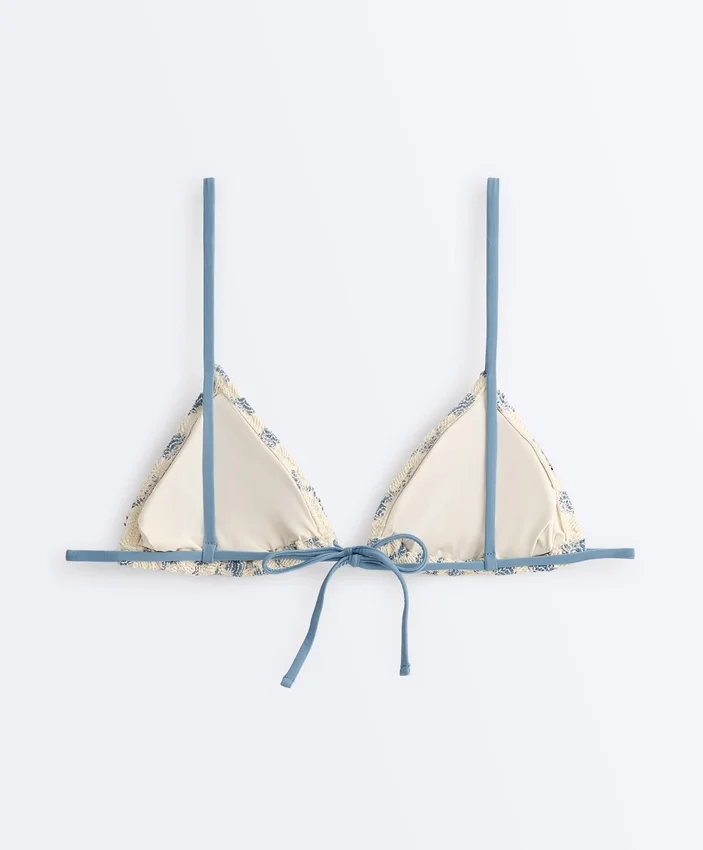 Häkel-Bikinis mit kontrastierenden Wellen und Triangel-Oberteil Häkel-Bikinis mit kontrastierenden Wellen und Triangel-Oberteil