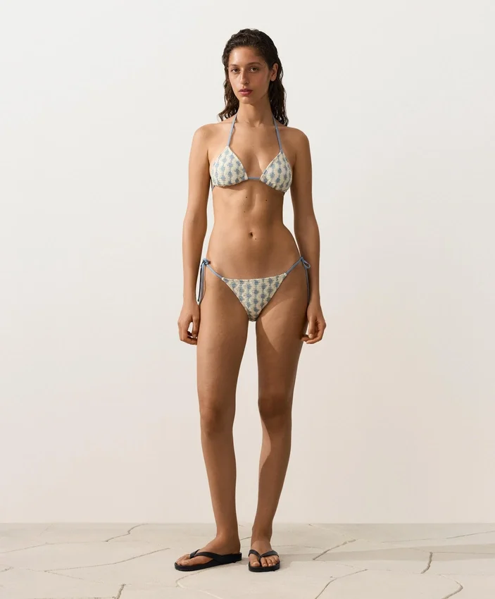 Häkel-Bikinis mit kontrastierenden Wellen und Triangel-Oberteil Häkel-Bikinis mit kontrastierenden Wellen und Triangel-Oberteil