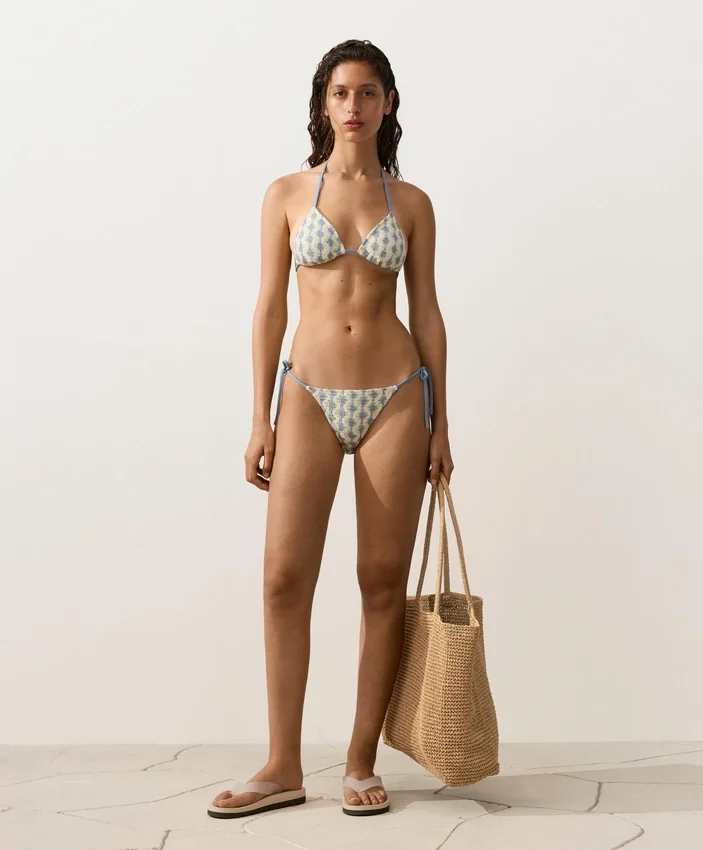 Häkel-Bikinis mit kontrastierenden Wellen und Triangel-Oberteil Häkel-Bikinis mit kontrastierenden Wellen und Triangel-Oberteil