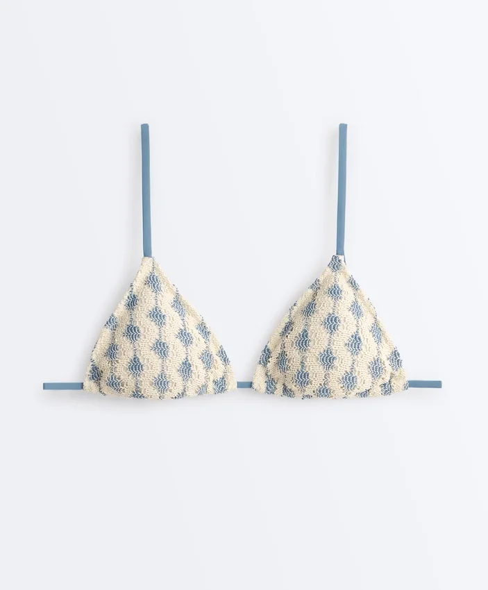 Häkel-Bikinis mit kontrastierenden Wellen und Triangel-Oberteil Häkel-Bikinis mit kontrastierenden Wellen und Triangel-Oberteil