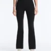 Hoch geschnittene Compressive-Hose mit ausgestelltem Bein Hoch geschnittene Compressive-Hose mit ausgestelltem Bein
