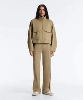 Hoch taillierte Hose mit geradem Bein im Neopren-Look und Paspelierung
