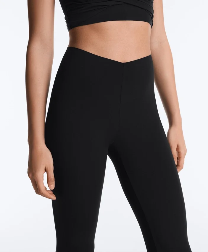 Hoch taillierte, knöchellange Light Touch-Leggings mit V-Ausschnitt, 65 cm Hoch taillierte, knöchellange Light Touch-Leggings mit V-Ausschnitt, 65 cm