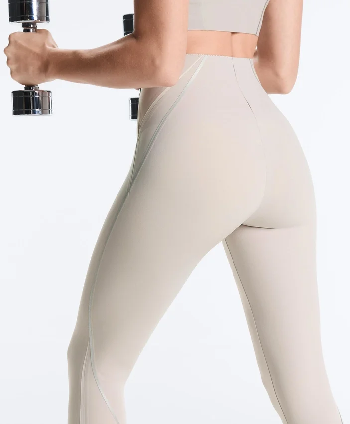 Hochgeschnittene, kompressive, reflektierende Core Control-Leggings in Knöchellänge Hochgeschnittene, kompressive, reflektierende Core Control-Leggings in Knöchellänge