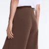 Hose mit geradem Bein aus Soft Touch-Modal und Paspelierung