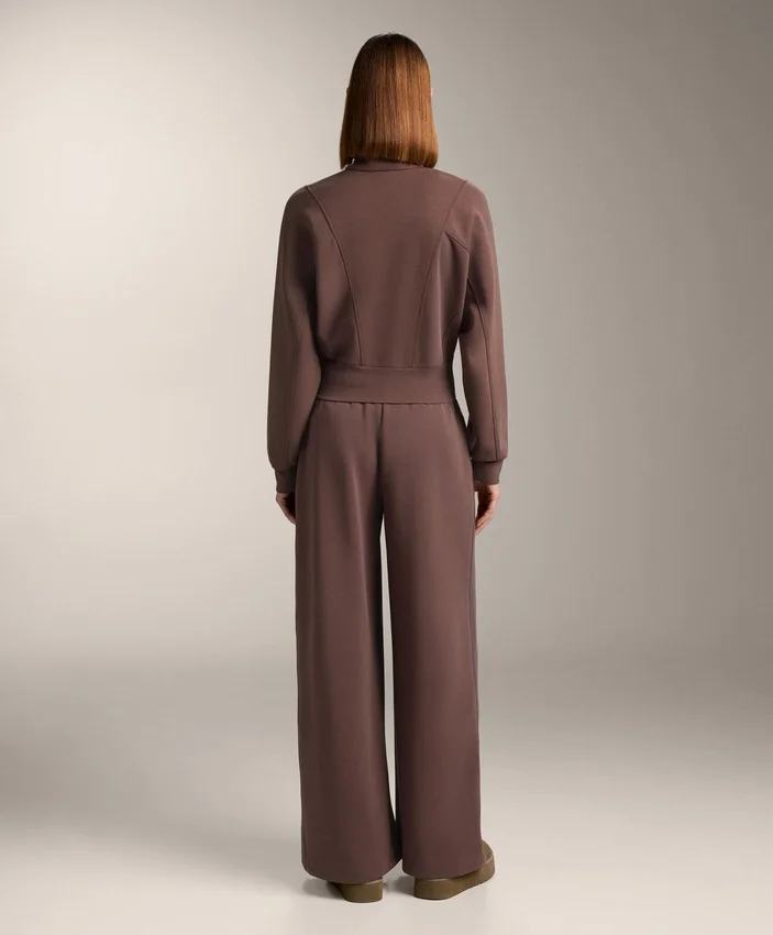 Gerade Hose mit weitem Bein und geripptem Bund aus gebürstetem Modal Gerade Hose mit weitem Bein und geripptem Bund aus gebürstetem Modal