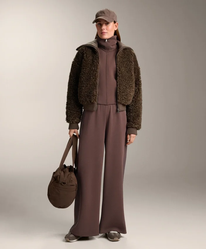 Gerade Hose mit weitem Bein und geripptem Bund aus gebürstetem Modal Gerade Hose mit weitem Bein und geripptem Bund aus gebürstetem Modal