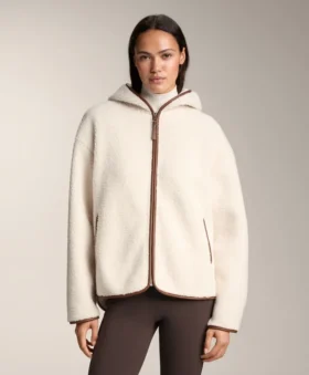 Jacke aus Kunstfell mit Kapuze Jacke aus Kunstfell mit Kapuze